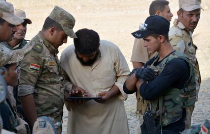 Soldados del Ejército iraquí analizan las posiciones del ISIS en Mosul, en una localización al sur de la ciudad, el 13 de agosto.