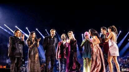 Mukesh Ambani, presidente de Reliance Industries, Radhika Merchant, Anant Ambani, Nita Ambani, la cantante Rihanna, Isha Piramal, Anand Piramal, Shloka Mehta Ambani y Akash Ambani, en la preboda de Anant y Radhika, en Jamnagar (Gujarat, India), el 1 de marzo.