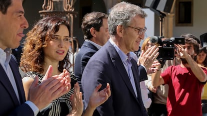 El presidente del PP, Alberto Núñez Feijóo, junto a la presidenta de Madrid, Isabel Díaz Ayuso, y de Andalucía, Juanma Moreno, este lunes en Salamanca.