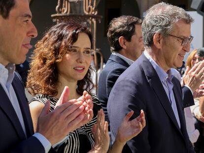 El presidente del PP, Alberto Núñez Feijóo, junto a la presidenta de Madrid, Isabel Díaz Ayuso, y de Andalucía, Juanma Moreno, este lunes en Salamanca.
