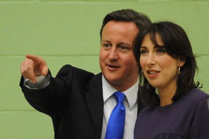 El líder conservador David Cameron y su esposa, Samantha, siguen el escrutinio.