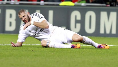 Benzema se duele en el suelo.