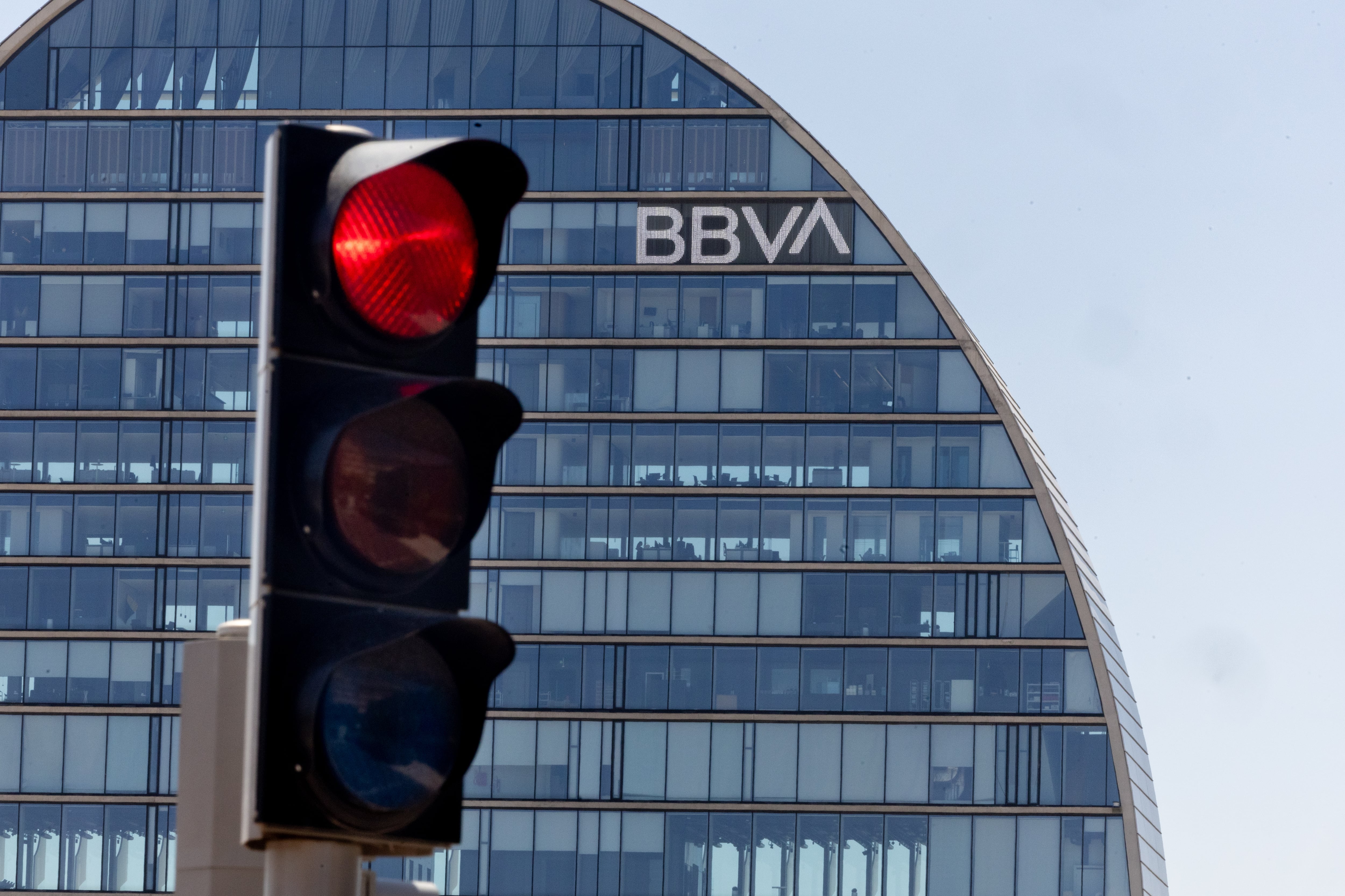 La guerra abierta por el Sabadell fuerza al BBVA a contemplar una opa sin fusión