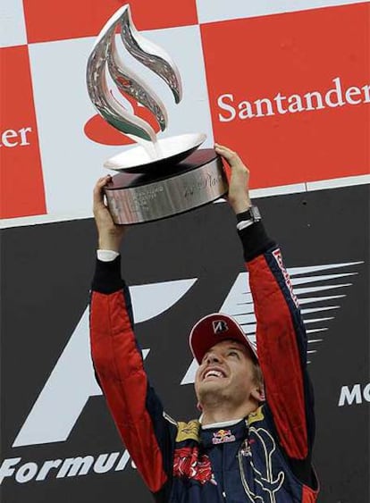 Vettel alza el trofeo que le acredita como ganador del Gran Premio de Italia.
