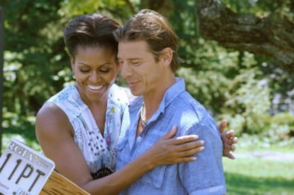 La primera dama de EE UU, Michelle Obama, junto al presentador Ty Pennington durante la grabación del programa 'Extreme Makeover: Home Edition', en el que participa la esposa de Barack Obama.