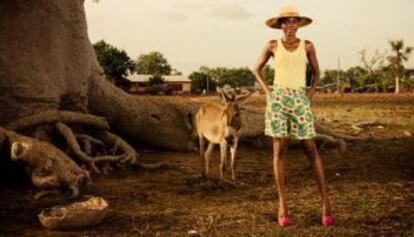 Una modelo de pie junto a un baobab.