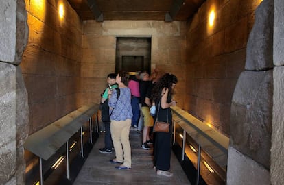 Visitantes en el interior del Templo de Debod este martes.