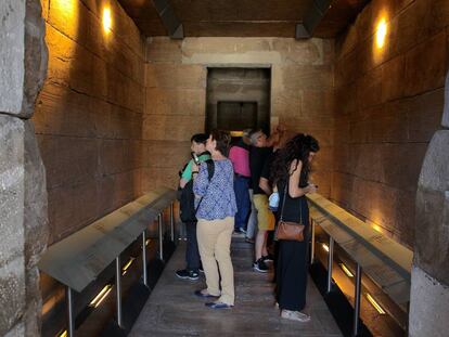 Visitantes en el interior del Templo de Debod este martes.