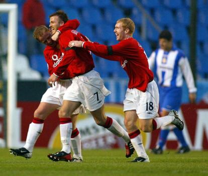 Butt, Beckham y Scholes festejan el primer gol del Manchester, en el encuentro de ida de los cuartos de final, disputado en 2000 en el estadio de Riazor ante el Deportivo de la Coruña.