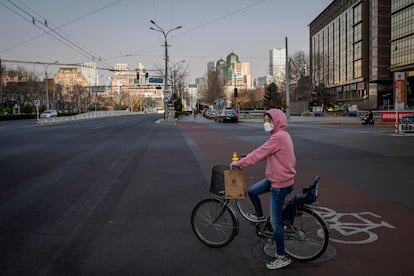 Una mujer se desplaza en bicicleta por Pekín.