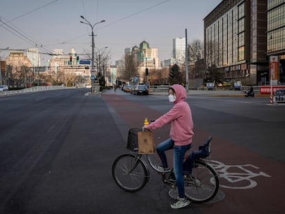 Una mujer se desplaza en bicicleta por Pekín.