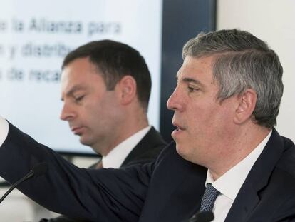 Los directivos de Nissan Alan Johnson y José Vicente de los Mozos durante la rueda de prensa en Ávila.