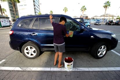 Zeinab el pasado 9 de agosto lavando coches cerca del puerto deportivo de Melilla.