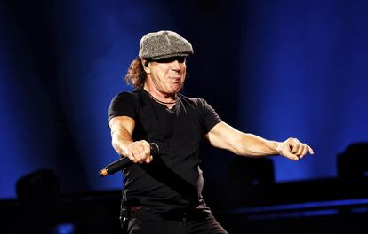 Brian Johnson durante el concierto.