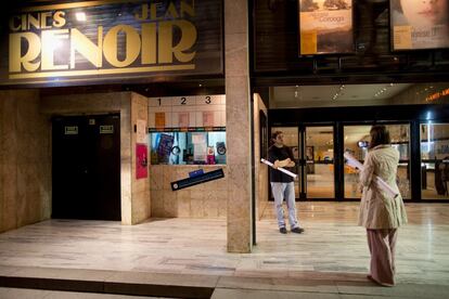 Una pareja se fotografía ante la fachada de los cines Renoir antes de su cierre definitivo, 30 de septiembre de 2013.