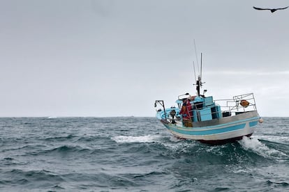 Un barco faena frente a las costas de Lugo.