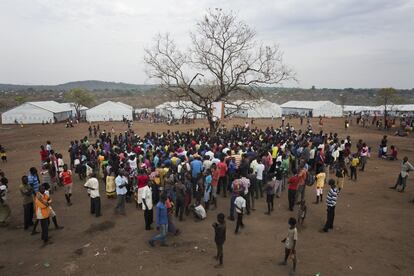 Refugiados sursudaneses se reunen junto a un árbol donde sus nombres son anunciados en caso de que les haya sido asignado un terreno por parte del Gobierno ugandés. La guerra civil en Sudán del Sur ha causado decenas de miles de muertos y más de millón y medio de desplazados en los tres últimos años.