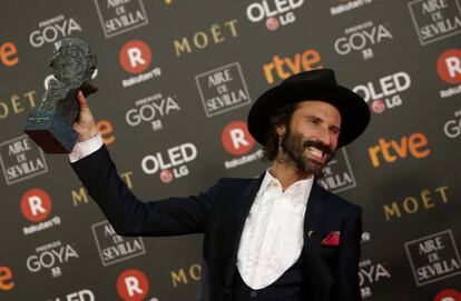 El cantante Leiva tras recibir el Goya a la Mejor canción original por 'La llamada'.