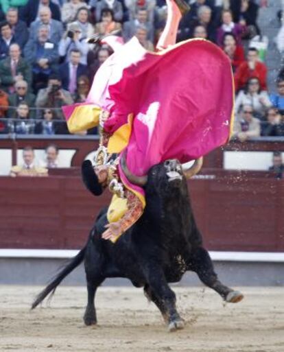 El diestro Eduardo Gallo sufre un revolc&oacute;n al quite del primer astado de la tarde.