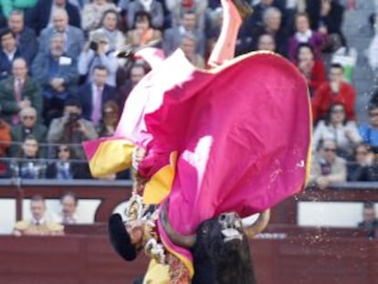 El diestro Eduardo Gallo sufre un revolc&oacute;n al quite del primer astado de la tarde.