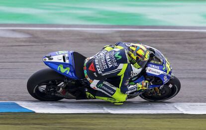 El italiano Valentino Rossi, que terminó quinto, con su Yamaha en un momento de la carrera.