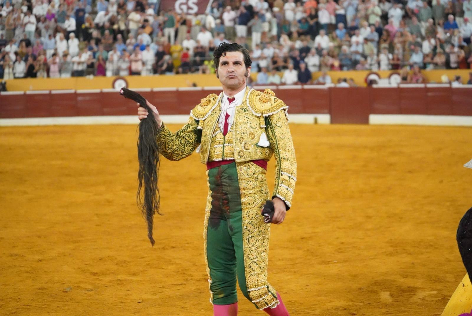 Morante pasea las dos orejas y el rabo del cuarto toro de la tarde.