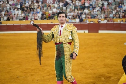 Morante pasea las dos orejas y el rabo del cuarto toro de la tarde.
