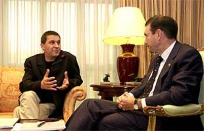 El <i>lehendakari</i>, Juan José Ibarretxe, ayer con el líder de la suspendida Batasuna, Arnaldo Otegi.