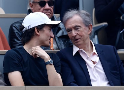 Bernard Arnault, presidente y CEO de LVMH, y su hijo Jean Arnault, en la final de Roland Garros entre Carlos Alcaraz y Jannik Sinner, en París el 8 de junio.