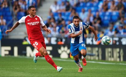 Diego Carlos ante Matías Vargas, en el Espanyol-Sevilla. 