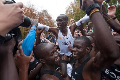 Este experimento es el perfeccionamiento del que Kipchoge ya hizo en el circuito de Monza (Italia), en 2017. Aquel día terminó en dos horas y 25 segundos, rozando el récord. En la imagen, el atleta keniano celebra su hito este sábado en Viena tras terminar el maratón.