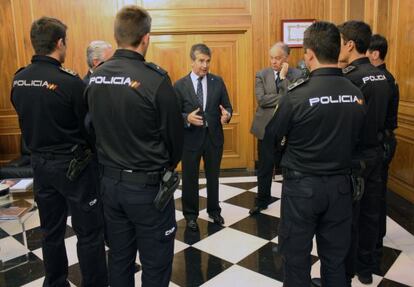 Cosidó despide a los agentes que han partido hacia Nigeria.