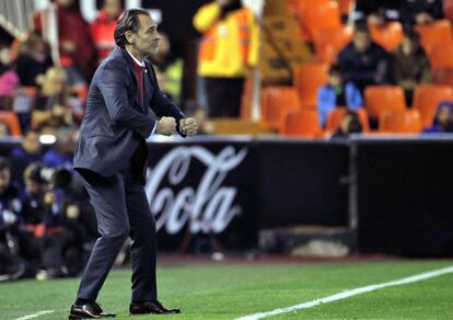 Prandelli durante un partido de Copa en Mestalla.