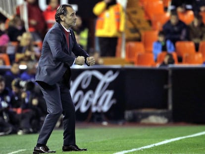 Prandelli durante un partido de Copa en Mestalla.