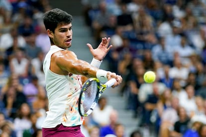 Alcaraz golpeaba la pelota durante el partido contra Zverev, en los cuartos de final del US Open, el miércoles.