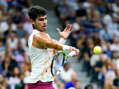 Alcaraz golpeaba la pelota durante el partido contra Zverev, en los cuartos de final del US Open, el miércoles.