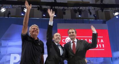 Gonz&aacute;lez, Rubalcaba y Zapatero, durante la conferencia pol&iacute;tica.