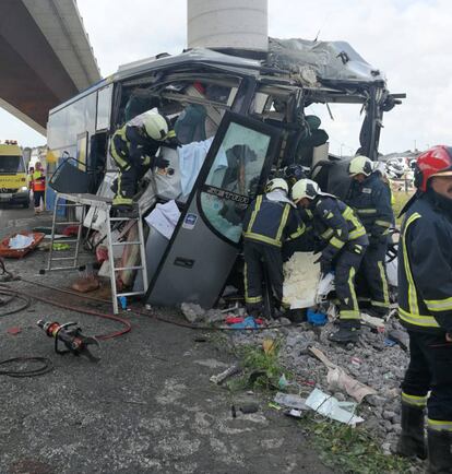 Imagen de las labores de rescate tras el accidente en la AI-81 dirección Alavés.