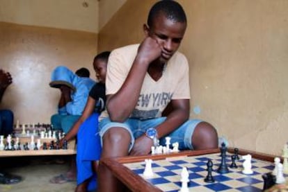 Los chicos y chicas de Katwe encuentran en el ajedrez un desahogo a su complicada vida en el slum.