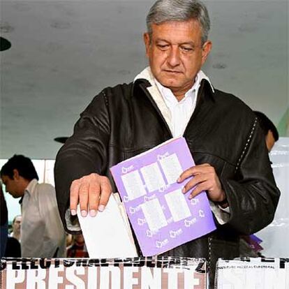 El candidato del PRD, Andrés López Obrador, vota ayer en un colegio electoral de Ciudad de México.