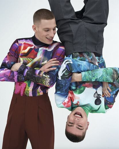 Ambos modelos se cubren de colores vivos con camisetas estampadas Prada y pantalones Gucci.