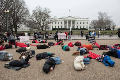 Activistas anti-aborto fuera de la Casa Blanca. 