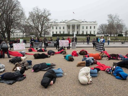 Activistas anti-aborto fuera de la Casa Blanca. 