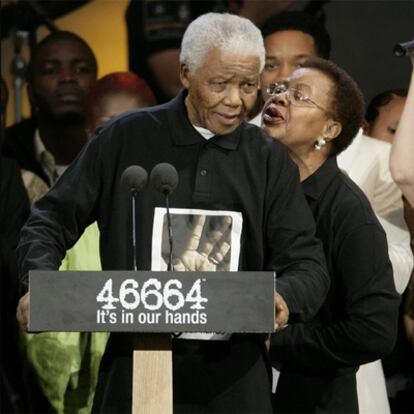 Nelson Mandela y su esposa, en un homenaje.