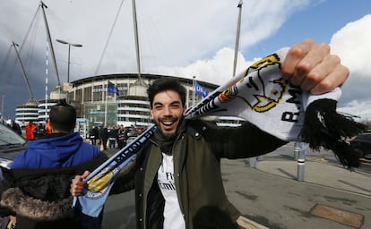 Un seguidor del Manchester City posa antes de entrar en el estadio.