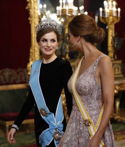 La reina Letizia ha escogido para la ocasión un vestido de gala negro de terciopelo con manga larga. La primera dama argentina, Juliana Awada, ha apostado por un vestido con tirantes y pedería de color rosa cuarzo