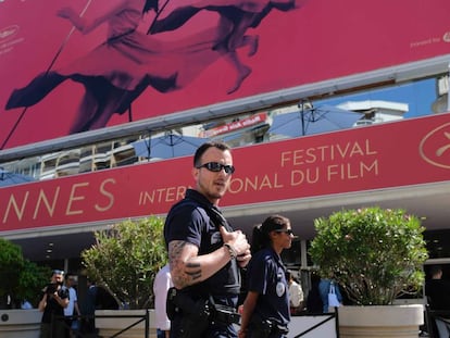 Patrulha policial vigia a porta lateral do Palácio dos Festivais de Cannes.