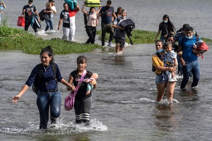 Familias venezolanas cruzan el Río Bravo