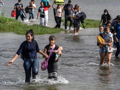 Familias venezolanas cruzan el Río Bravo este 26 de mayo.