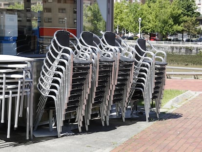 Sillas y mesas apiladas de un restaurante sin actividad en Bilbao.
